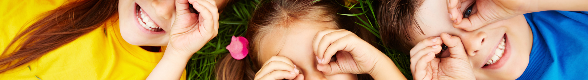 Παιδάκια παίζουν στο γρασίδι